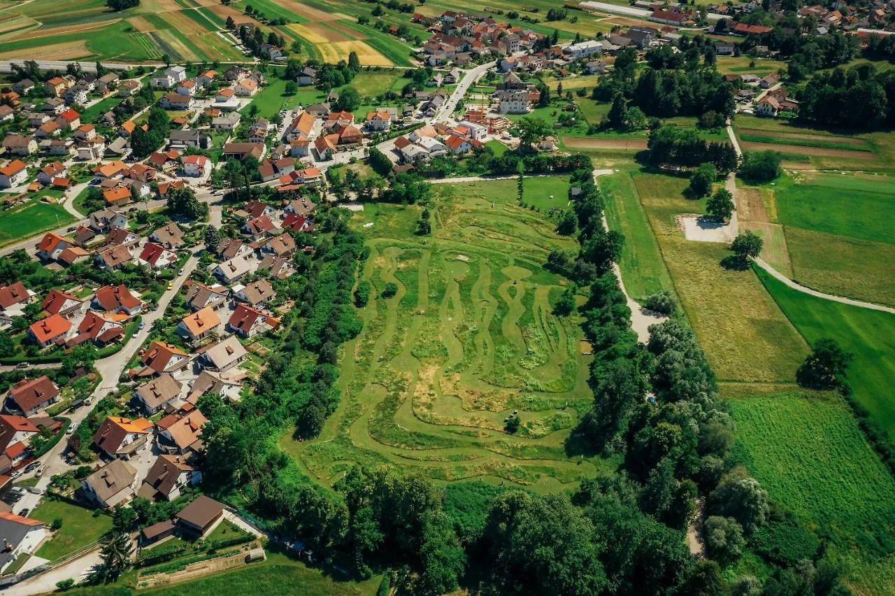 Camping @ Nogometni Golf Ljubljana酒店 斯洛文尼亚